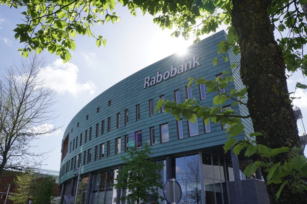 Buitenaanzicht van het Rabobank-kantoor in Assen
