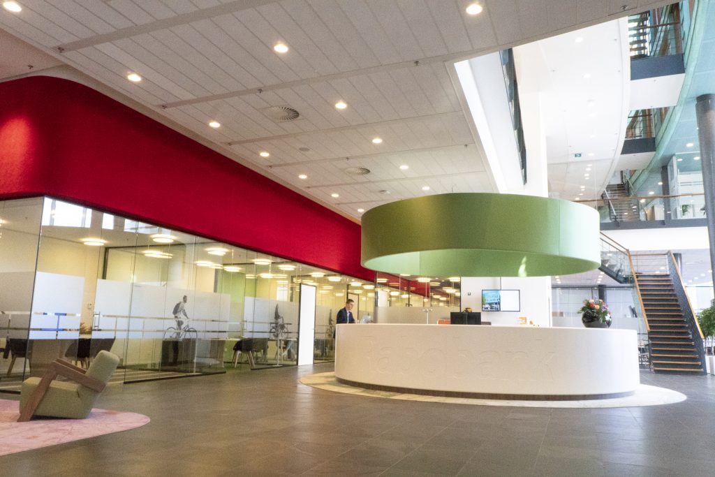 Begane grond van het Rabobank-kantoor met egaal LED-lichtbeeld