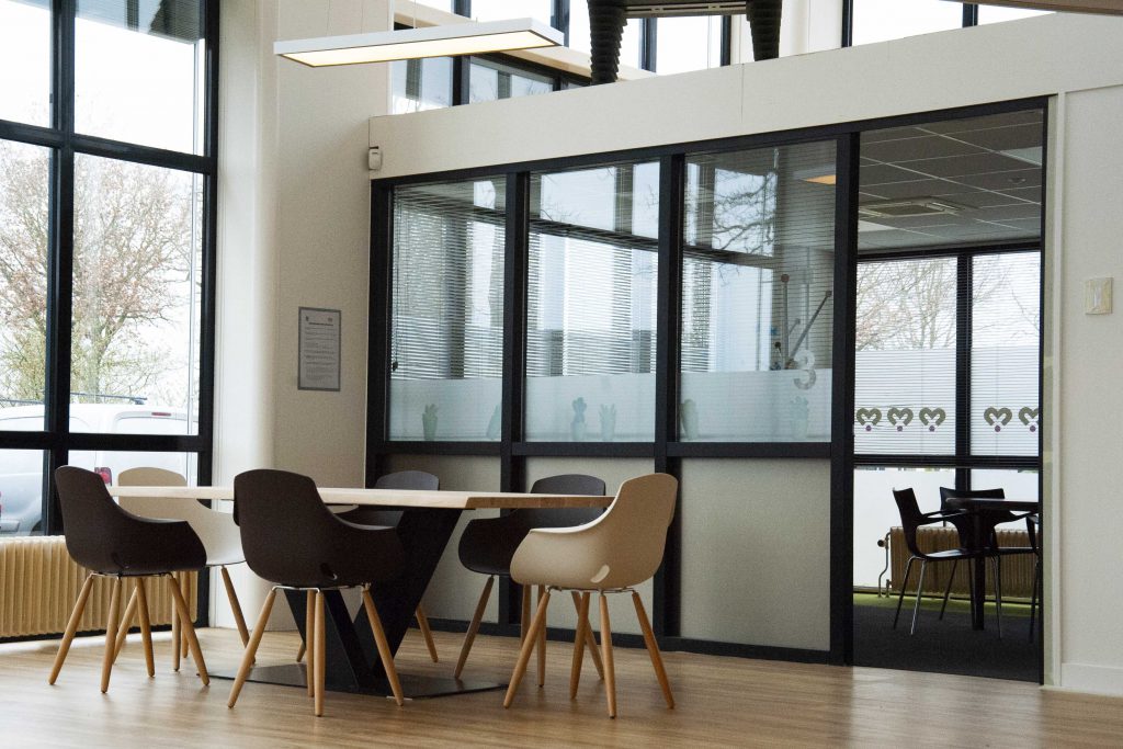 Tafel in ontvangstruimte met ledpaneel SmiLED Lighting Jeugdbescherming Noord